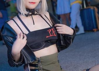 这全套白色写真，我不禁想，Arty亚缇到底是一种纯洁的美，还是一场调皮的游戏？