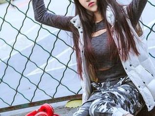TouTiao头条女神 – 在无圣光的庇护下，杨曼妮的白丝写真悄然绽放