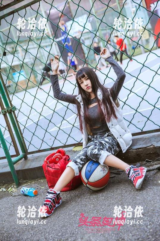 TouTiao头条女神-杨曼妮 TouTiao头条女神 - 在无圣光的庇护下,杨曼妮的白丝写真悄然绽放