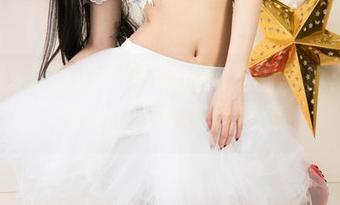 UGirls尤果网 – 王瑞儿的定制写真：站在海边，思绪被风卷走