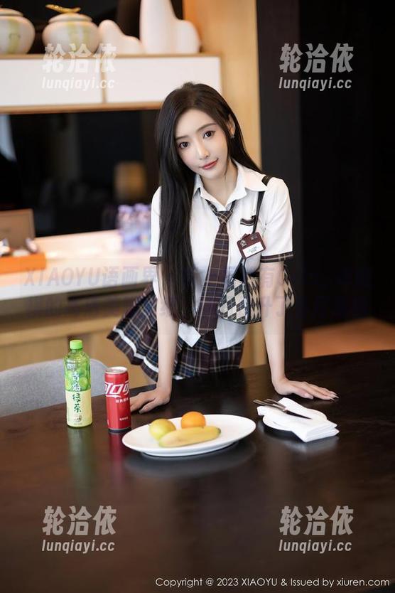 XIAOYU语画界 - 墙上居然有Cris_卓娅祺的高清美脚壁纸，瞬间提升了客厅逼格