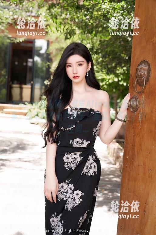 Xiuren秀人网 - 双笙Alina的居家写真集：找不到第十只袜子，怪就怪这小小的空间...