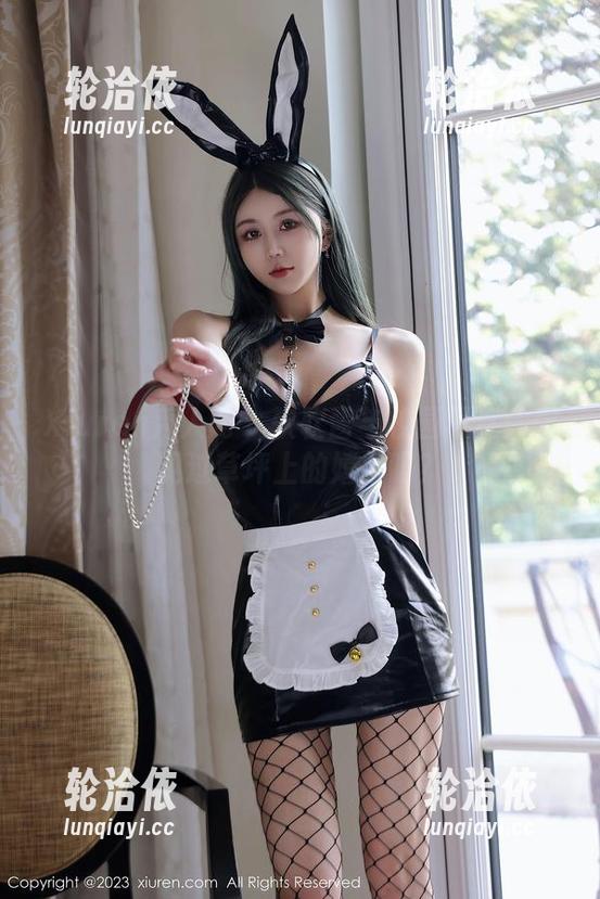 Xiuren秀人网 - 软软酱与校园写真：你见过草坪上的嬉戏吗？