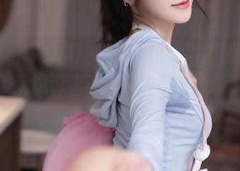 Xiuren秀人网 – 陆萱雅的双人图册，有没有发现这俩人就像镜子里的倒影，微妙又好玩。