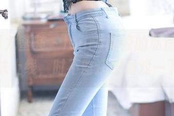 YouMi尤蜜荟 – laura阿姣的私房图包，网袜上线，时不时还想调戏一下！