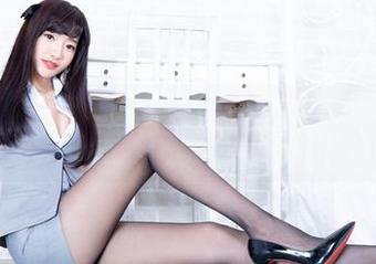beautyleg – 短裙写真：Miki在短裙里洒脱自如，令人想追着看她的每一个转身。