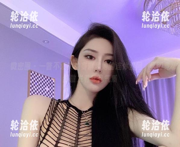 微密圈 - 一瞥不爱笑的赛琳和她的连体渔网，原图竟然散发着非凡气质