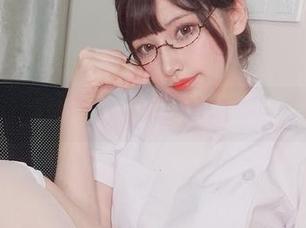 晋级你十七鸽私房，偷偷看她的脚，呃……太养眼！
