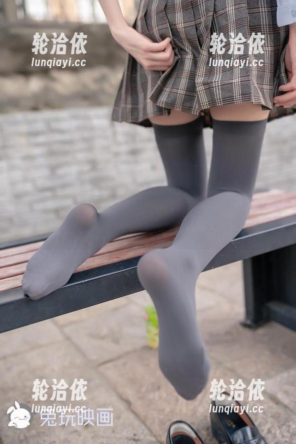 单眼皮的小妹妹在兔玩映画的私拍场景中摸索着什么