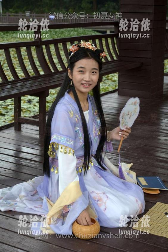 初夏女神 - 依依的在线写真：裤里丝，欢迎你来跟我‘较劲’！