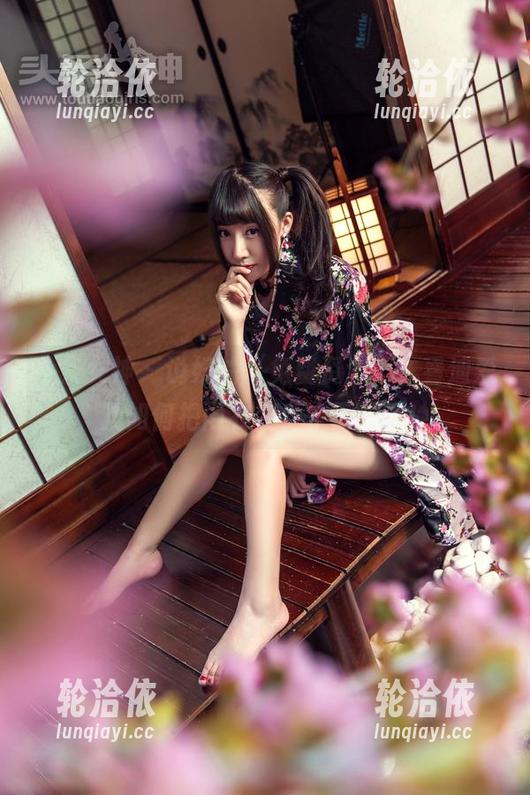 头条女神 - 说好的“免费资源”，看迪爱儿如何把雨衣变身水工潮流！