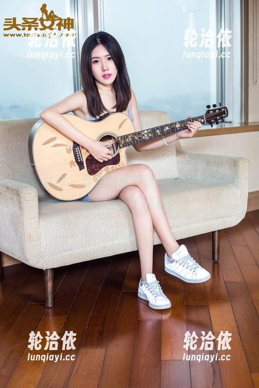 头条女神 - 自信的郭美美，私房里那条白裙也活出了精彩！