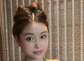 微密圈 – 冲浪还是坐着？奶雯的泳衣照引发小脑补，无圣光也让人觉得好有趣
