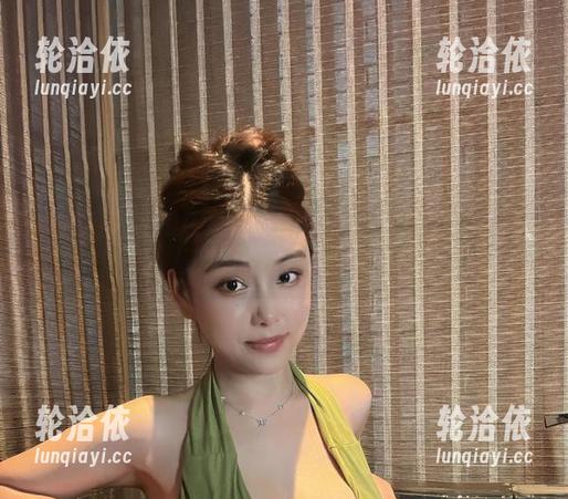 微密圈 - 冲浪还是坐着？奶雯的泳衣照引发小脑补，无圣光也让人觉得好有趣
