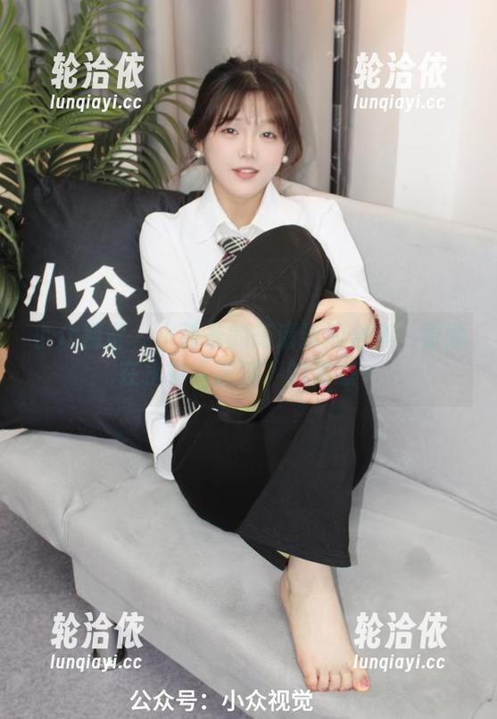 小众视觉 - 小薯条的高清泳池合集：看她在水中“漂浮”的姿态～