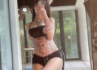 微密圈 – 都说小玉吃果冻的“玉足美腿”写真很好，但原图的角度还是能打个满分。
