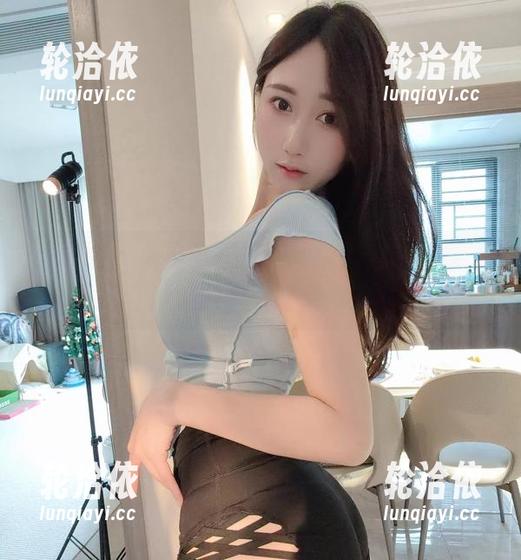 微密圈 - 小玉吃果冻在海边，高清合集，让沙滩的水汽轻轻拂过。