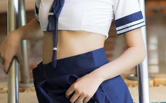 推女神 – 晓艾fafa泳池写真：她的身形和这张原图一样，让你忍不住多看几眼！