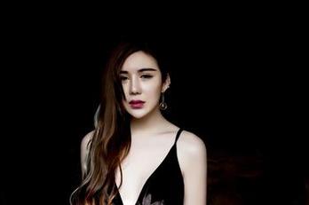 果团网 – 龚玥菲在教室里是如何玩转？快来偷偷下载她的照片！