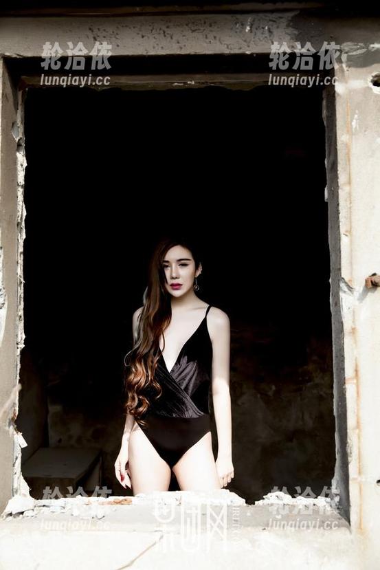 果团网 - 龚玥菲在教室里是如何玩转？快来偷偷下载她的照片！