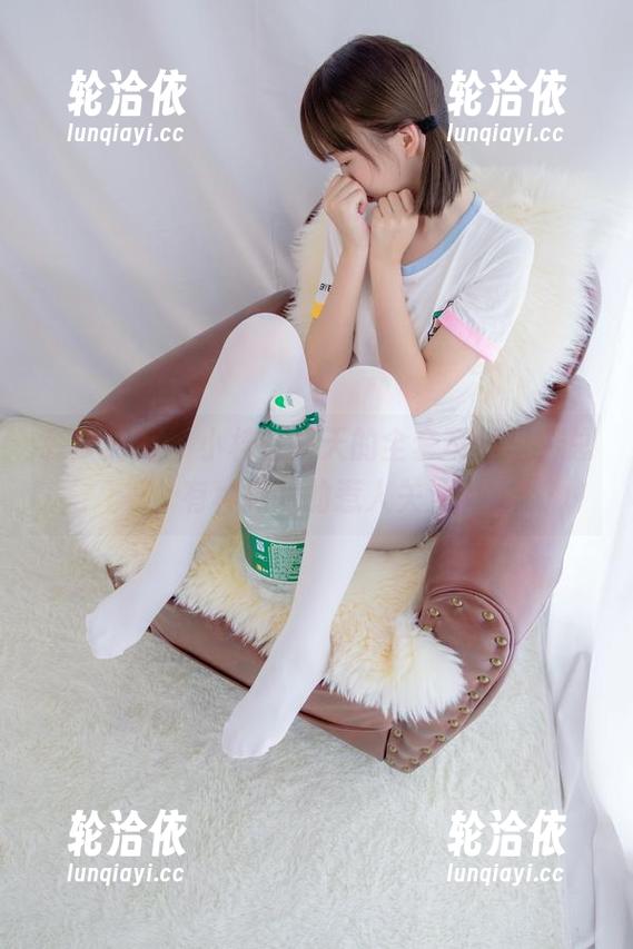 森萝财团 - 小梓在夏天的全套写真里，总有种微妙的惹人关注