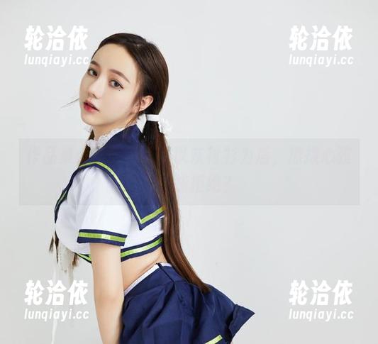 洛丽塔大哥 作品集:洛丽塔大哥以灰衬衫为盾,撩拨心弦。谁能拒绝?