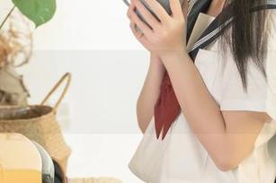 爆机少女喵小吉的写真：微醺时刻里的猫咪逻辑
