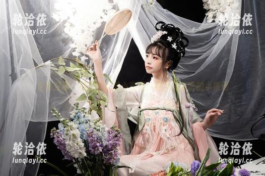 定制足球：爆机少女喵小吉照片里无法言喻的小情愫