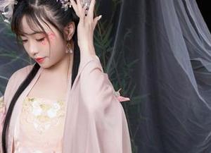 爆机少女喵小吉在做瑜伽，我的腿里，依然沉重如砖。