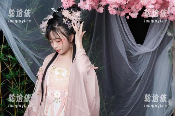 爆机少女喵小吉在做瑜伽，我的腿里，依然沉重如砖。