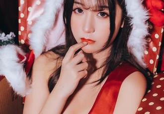 猫九酱的泳池定制，画面太美我不敢看。