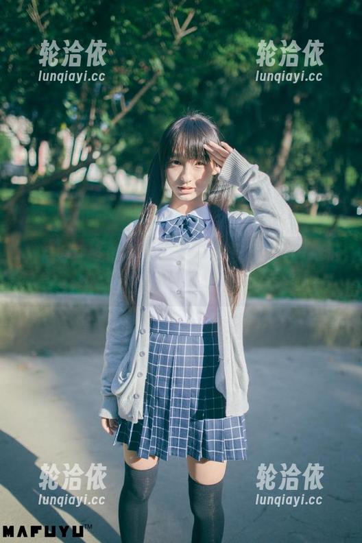 神楽坂真冬的写真更新：教室里，红JK和白丝如何并存？