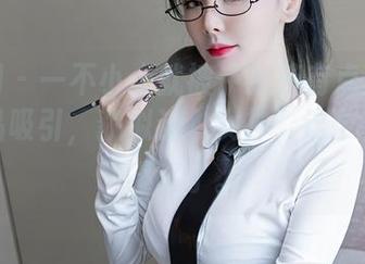 秀人网 – 一不小心就被伊丽莎有点白的定制作品吸引，貌似连“女神”这个称呼都不够了。