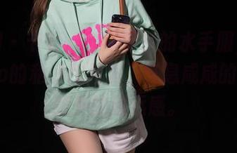 秀人网 – 卡着一个不停转的水手服，伊思思niko的私房作品里，气息咸咸的，有种意外的遥远感。