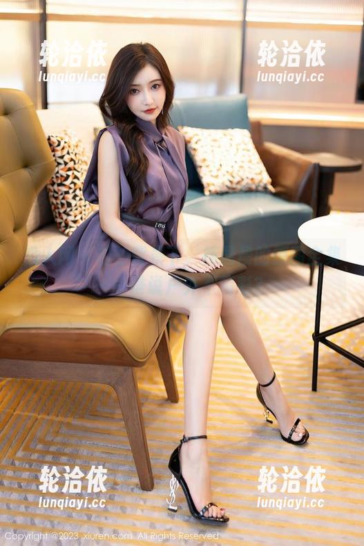 秀人网 - 松柏背景下，杨晨晨的原图全集——谁说户外不精彩？