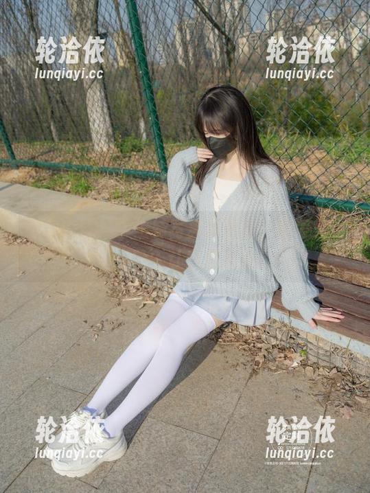 紧急企划 - 学生妹写真集更新，奶昔又在干点啥？让我们瞧瞧！