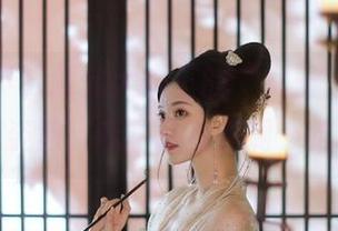 分享一下，露儿大魔王的“女王”原图——这姿势，我不敢直视啊，哈哈。
