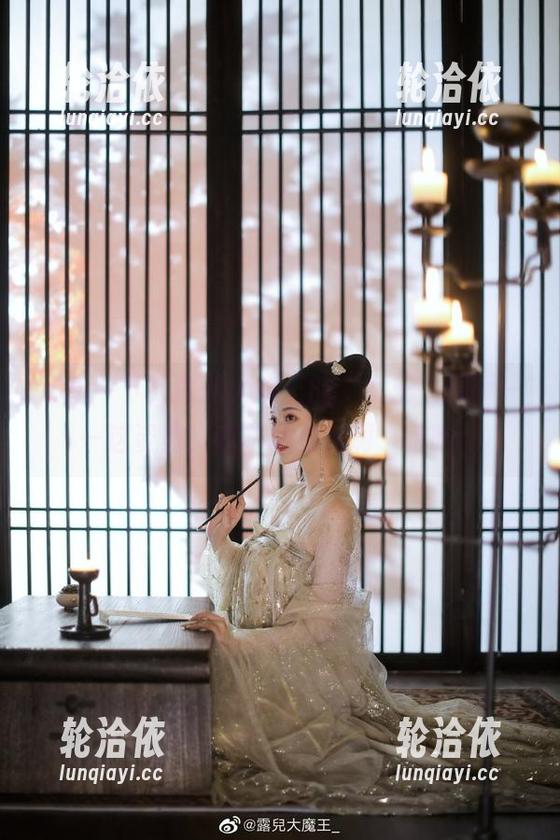 分享一下，露儿大魔王的“女王”原图——这姿势，我不敢直视啊，哈哈。