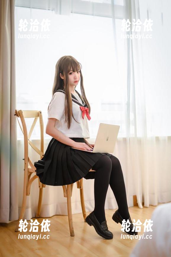 青水百合子：谁说学妹jk只有书本？分享她的cos日常！