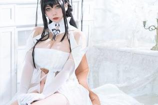 碧蓝航线里，魅瞳meroko呈现那位太没干劲的女仆，照片中流露着无尽的悠闲时光。