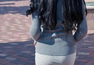 魔镜街拍 – 在这隐秘的高清合集里，婷婷的白色吊带黑丝美腿友谊赛，看谁赢！