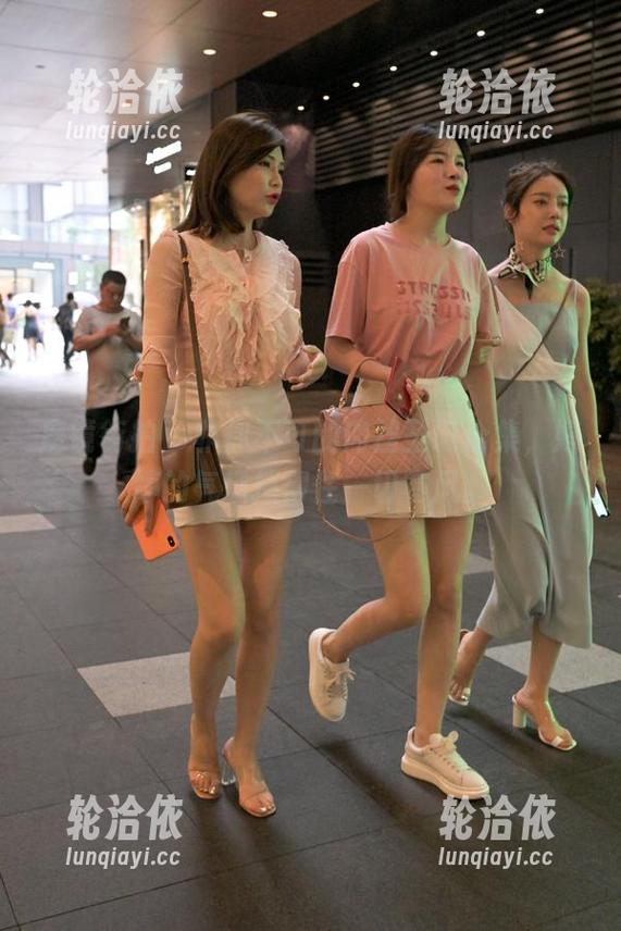 魔镜街拍 - 非你不可的肉丝圣诞合集，婷婷的气场挡得住一切寒风。
