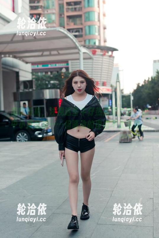 魔镜街拍，注视这些牛仔热裤美女时，心中小鹿乱撞……但骚动的理由不太清楚。